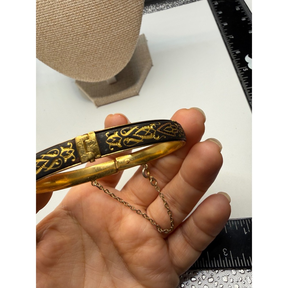 Vintage Damascene 24K Gold Inlay Black Hinged Bangle Bracelet Spain Safety Chain - Picture 2 of 5